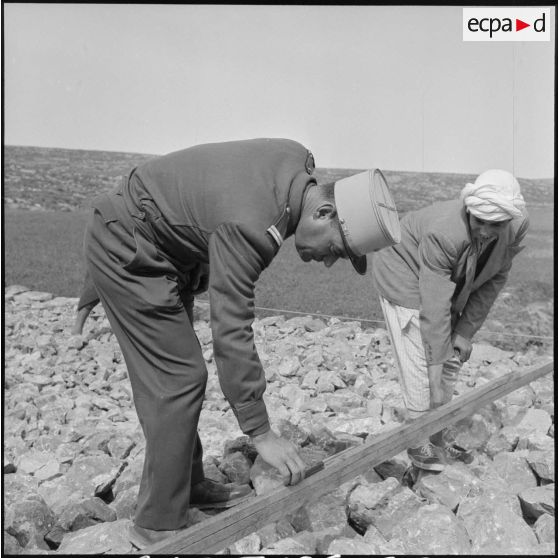 Inspection du chantier de voirie par l'officier de la Section administrative spécialisée (SAS) de Khemis.