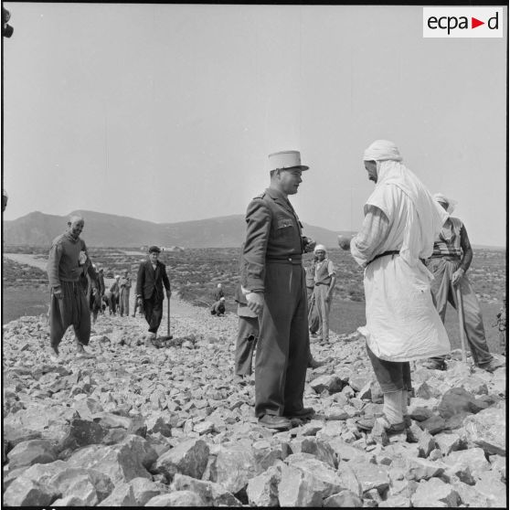 Inspection du chantier de voirie par l'officier de la Section administrative spécialisée (SAS) de Khemis.