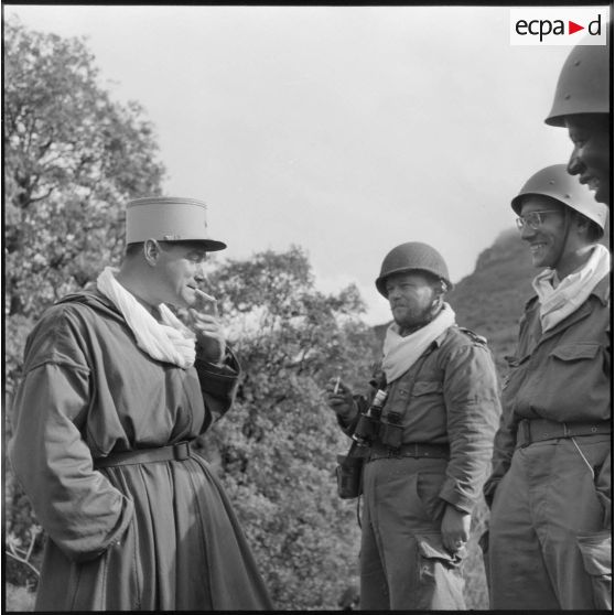 Discussion entre l' officier SAS (Section administrative spécialisée) de Khemis et des soldats du 3e bataillon du 22e RIC (régiment d'infanterie coloniale) lors d'une opération de ratissage.