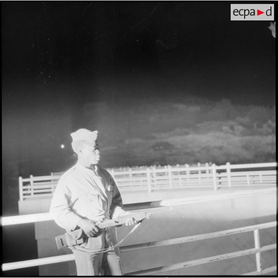 Garde de nuit au barrage de Beni Bahdel par un soldat du 3e bataillon du 22e régiment d'infanterie coloniale (RIC)