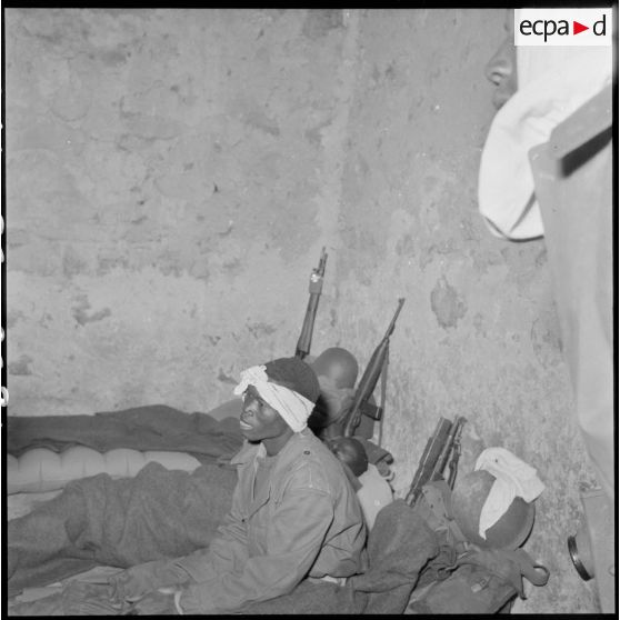 Repos pour des soldats du 3e bataillon du 22e RIC (régiment d'infanterie coloniale) après une opération à Sidi Larbi.