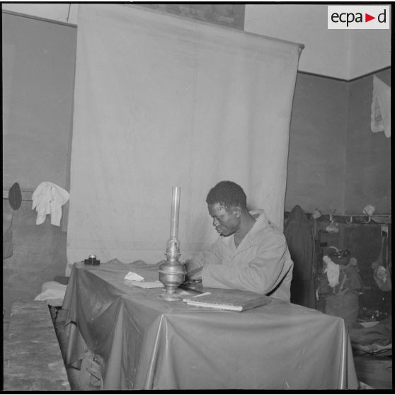 Rédaction du courrier pour un soldat du 3e bataillon du 22e RIC (régiment d'infanterie coloniale) affecté à la garde de la Section administrative spécialisée (SAS) du Khemis.