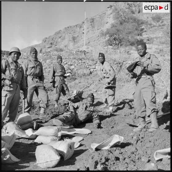 Repos des soldats africains du 3e bataillon du 22e RIC (régiment d'infanterie coloniale) affectés à la garde de la Section administrative spécialisée (SAS) du Khemis.