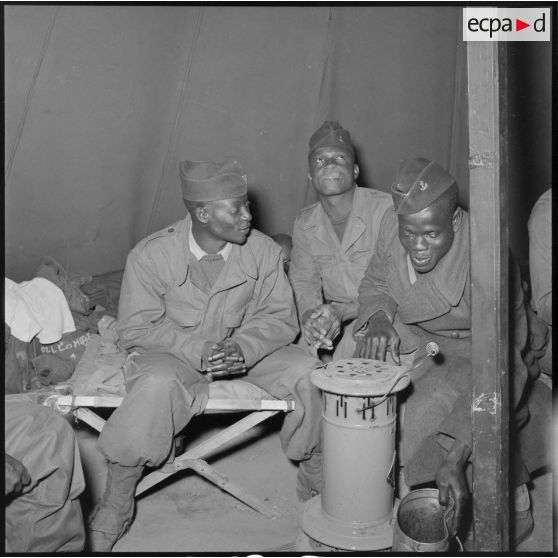Moment de détente sous une tente pour les soldats africains du 3e bataillon du 22e RIC (régiment d'infanterie coloniale) affectés à la garde de la Section administrative spécialisée (SAS) du Khemis.
