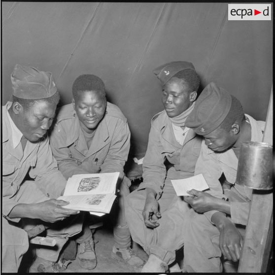 Moment de détente sous une tente pour les soldats africains du 3e bataillon du 22e RIC (régiment d'infanterie coloniale) affectés à la garde de la Section administrative spécialisée (SAS) du Khemis.