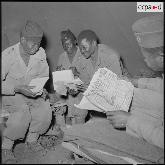 Moment de détente sous une tente pour les soldats africains du 3e bataillon du 22e RIC (régiment d'infanterie coloniale) affectés à la garde de la Section administrative spécialisée (SAS) du Khemis.