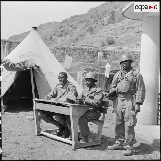 Rédaction du courrier pour des soldats africains du 3e bataillon du 22e RIC (régiment d'infanterie coloniale) affectés à la garde de la Section administrative spécialisée (SAS) du Khemis.