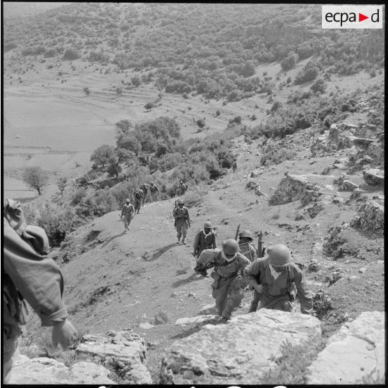 Progression du 3e bataillon du 22e régiment d'infanterie coloniale (RIC) en opération à Sidi Larbi.