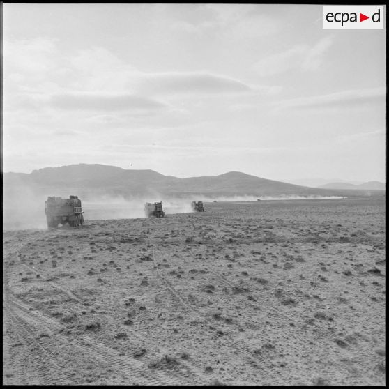 Arrivée de la colonne de renfort de véhicules GMC 6x6 lors d'une opération de ratissage du 1er régiment de chasseurs parachutistes (RCP) dans les Nementchas.