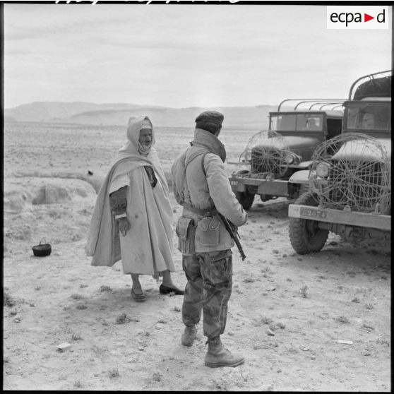 Algérien arrêté lors d'une opération dans les Nemenchtas par le 1er régiment de chasseurs parachutistes (RCP) attendant son interrogatoire.