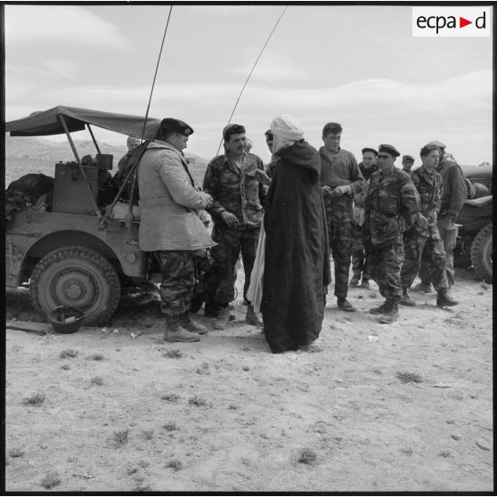 Interrogatoire des suspects algériens arrêtés lors d'une opération de ratissage du 1er régiment de chasseurs parachutistes (RCP) dans les Nementchas.
