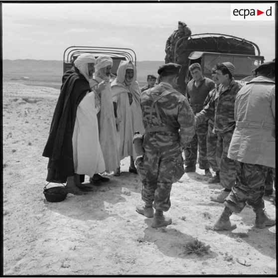 Interrogatoire des suspects algériens arrêtés lors d'une opération de ratissage du 1er régiment de chasseurs parachutistes (RCP) dans les Nementchas.
