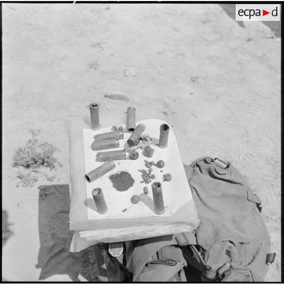 Armes et munitions trouvés lors d'une opération de ratissage du 1er régiment de chasseurs parachutistes (RCP) dans les Nementchas.