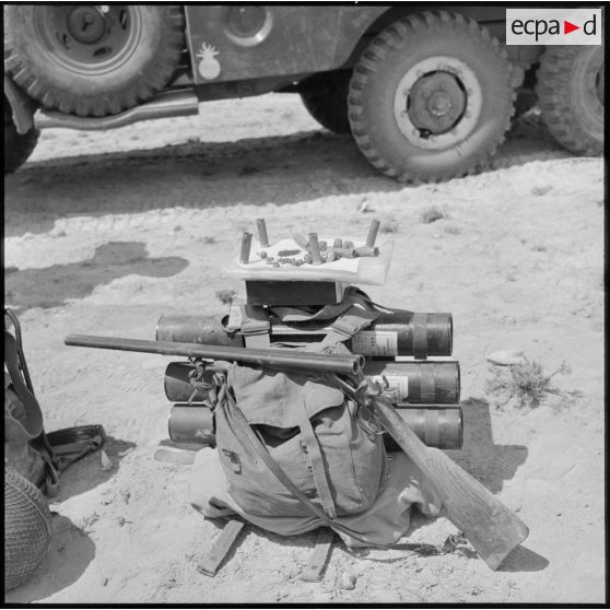 Armes et munitions trouvés lors d'une opération de ratissage du 1er régiment de chasseurs parachutistes (RCP) dans les Nementchas.