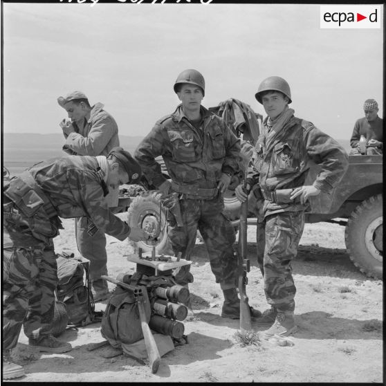 Soldats du 1er régiment de chasseurs parachutistes (RCP) posant devant les armes et munitions perquisitionnés dans les Nementchas.