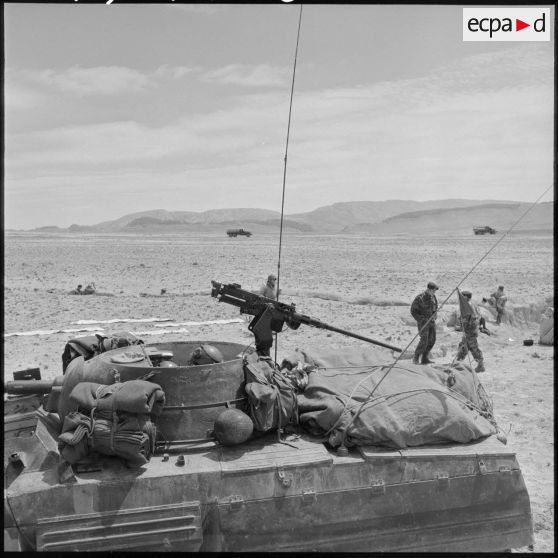 Automitrailleuse Light Armored Car M8 déployée lors d'une opération de ratissage du 1er régiment de chasseurs parachutistes (RCP) dans les Nemenchtas.