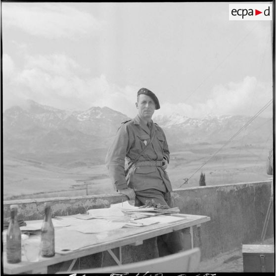 Portrait du général Gouraud, commandant de la 27e division d'infanterie alpine (DIA) au poste de commandement d'une opération dans la région d'Alger.