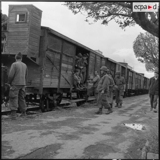Arrivée des éléments du 19e Bataillon de chasseurs à pieds (BCP) en gare d'Oujda (Maroc).
