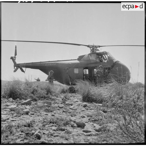 Hélicoptère de transport Sikorsky H-19 au sol lors d'une opération dans la région de Thiers (Kadiria).
