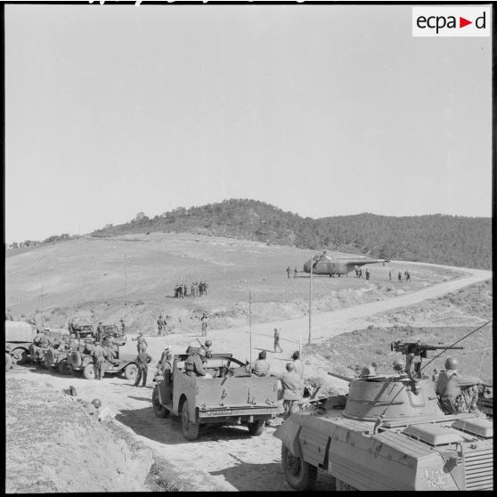 Véhicules légers et hélicoptères mobilisés lors d'une opération dans le djebel près de Thiers (Kadiria).