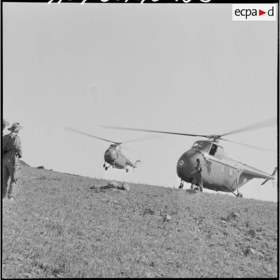 Décollage d'hélicoptères Sikorsky H-19 lors d'une opération dans la région de Thiers (Kadiria).