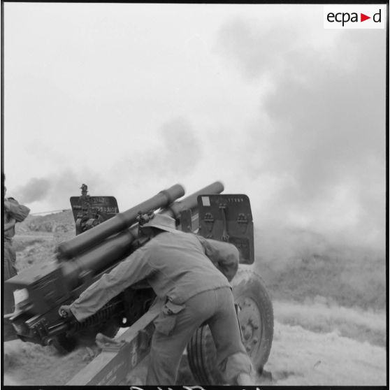 Chargement d'un canon par des soldats du 5e bataillon du 10e régiment d'artillerie coloniale (RAC) lors d'une opération à Montagnac.