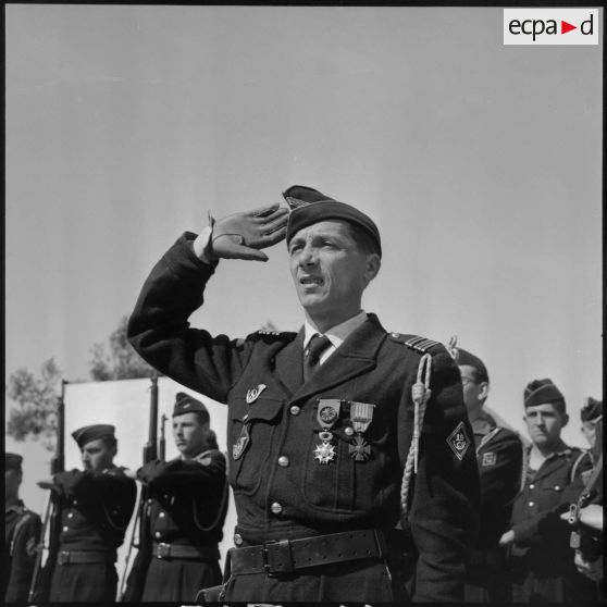 Salut du colonel de Villemandy à la garde d'honneur du fanion du 19e Bataillon de chasseurs à pieds (BCP) à Sidi-Brahim.