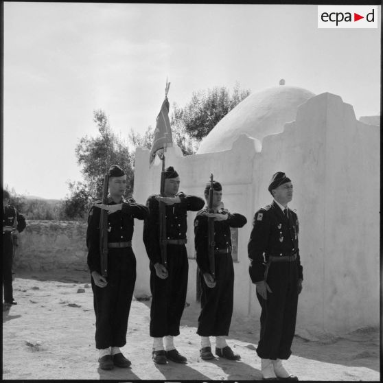 Le colonel de Villemandy et la garde d'honneur du fanion du 19e bataillon de chasseurs à pied (BCP) lors d'une prise d'armes à Sidi-Brahim.