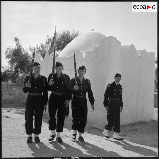 Le colonel de Villemandy et la garde d'honneur du fanion du 19e bataillon de chasseurs à pied (BCP) lors d'une prise d'armes à Sidi-Brahim.