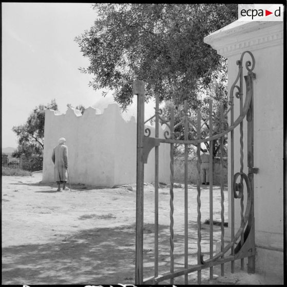 Vue sur le portail à l'entrée de la koubba du marabout de Sidi Brahim.