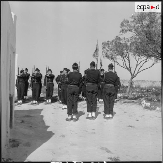 La gared d'honneur du fanion du 19e bataillon de chasseurs à pied (BCP) lors d'une prise d'armes) à Sidi-Brahim.