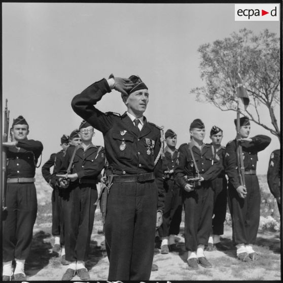 Salut du colonel de Villemandy à la garde d'honneur du fanion du 19e Bataillon de chasseurs à pieds (BCP) à Sidi-Brahim.