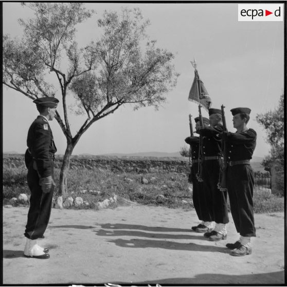 Salut du colonel de Villemandy à la garde d'honneur du fanion du 19e Bataillon de chasseurs à pieds (BCP) à Sidi-Brahim.