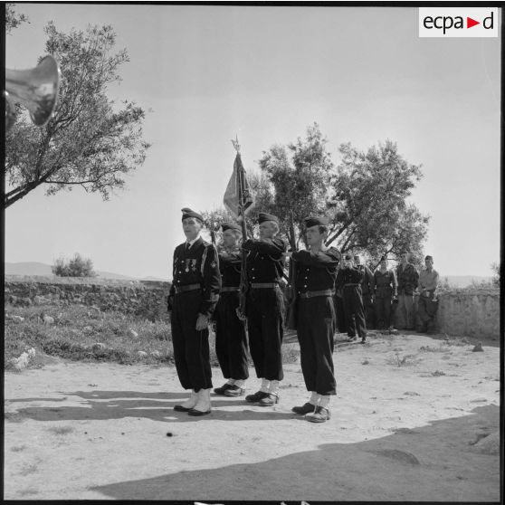 Salut du colonel de Villemandy à la garde d'honneur du fanion du 19e Bataillon de chasseurs à pieds (BCP) à Sidi-Brahim.