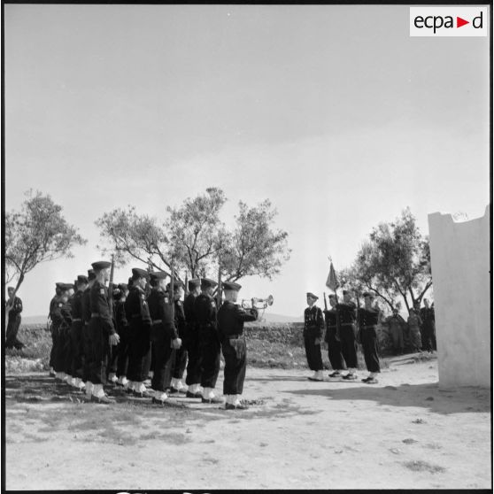 Salut du colonel de Villemandy à la garde d'honneur du fanion du 19e Bataillon de chasseurs à pieds (BCP) à Sidi-Brahim.