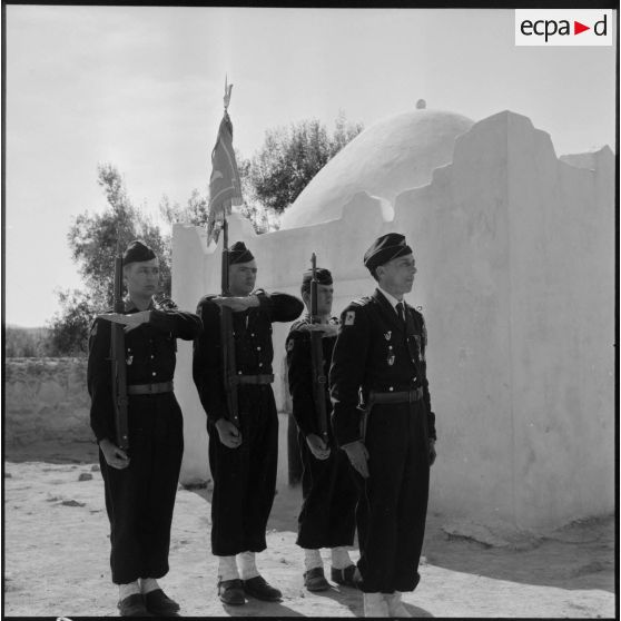 Le colonel de Villemandy et la garde d'honneur du fanion du 19e bataillon de chasseurs à pied (BCP) lors d'une prise d'armes à Sidi-Brahim.