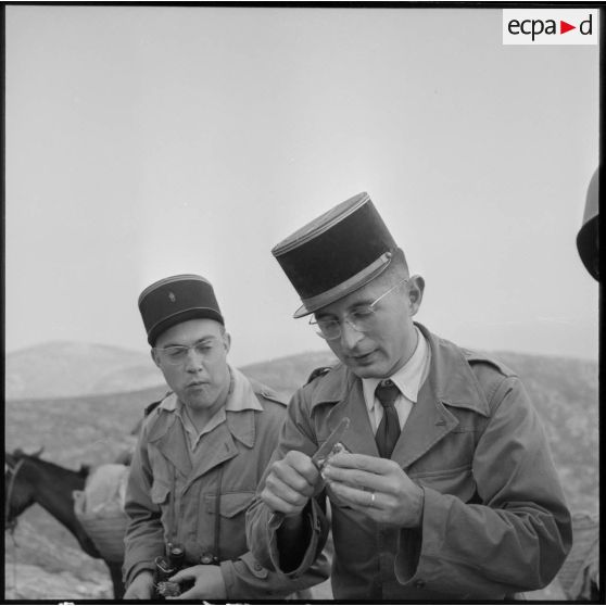 Repas de lieutenant du 5e REI (régiment étranger d'infanterie) lors d'une patrouille à Nedroma.