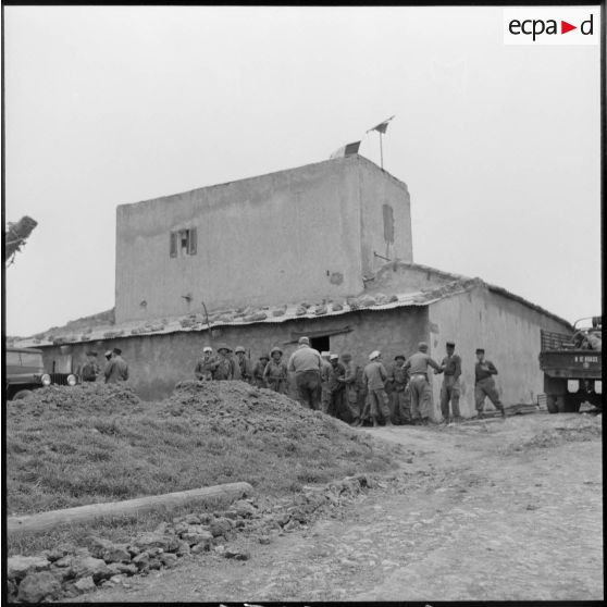 Regroupement des légionnaires du 5e REI (régiment étranger d'infanterie) devant le poste de commandement près de Nedroma.