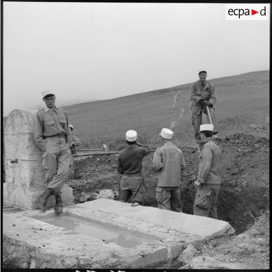 Légionnaires du 5e REI (régiment étranger d'infanterie) effectuant des travaux près d'une fontaine, aux alentours de Nedroma.