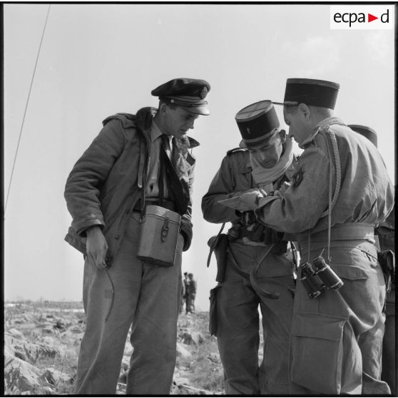 Dernières mises au point pour des légionnaires du 5e REI (régiment étranger d'infanterie) et un pilote avant un exercice vers Nedroma.