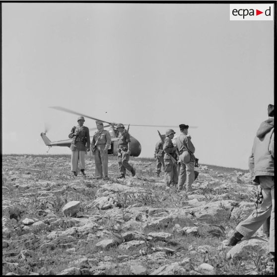 Légionnaires du 5e REI (régiment étranger d'infanterie) devant un hélicoptère Sikorsky H-19 lors d'un exercice vers Nedroma.