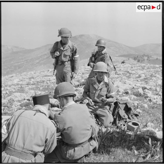 Des légionnaires du 5e REI (régiment étranger d'infanterie) pendant l'exercice, aux environs de Nedroma.