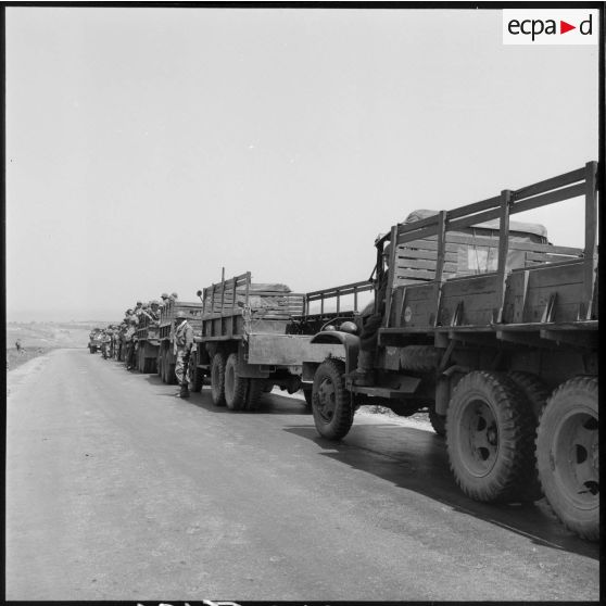 Convoi de GMC 6X6 français près de Nedroma lors d'un exercice du 5e REI (régiment étranger d'infanterie).