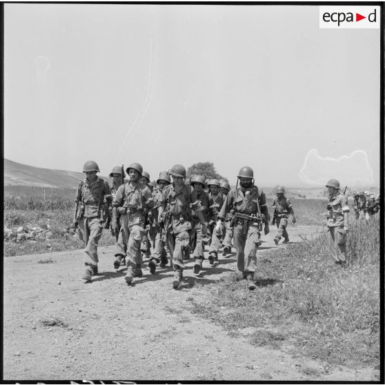 Progression des légionnaires du5e REI (régiment étranger d'infanterie) aux environs de Nedroma.
