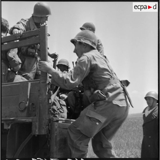 Embarquement à bord d'un GMC 6X6 français de légionnaires du 5e REI (régiment étranger d'infanterie) près de Nedroma.