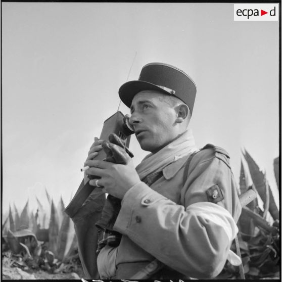Légionnaire du 5e REI (régiment étranger d'infanterie) d'un appareil de transmission
