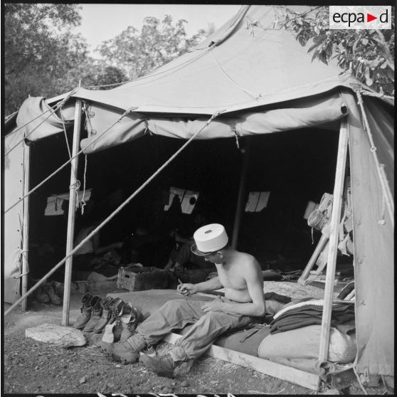 Moment de détente pour un légionnaire du 5e REI (régiment étranger d'infanterie) à Nedroma.