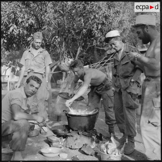 Préparation du repas par les légionnaires du 5e REI (régiment étranger d'infanterie) à Nedroma.