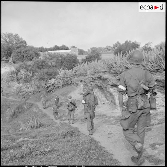 Progression à pied de légionnaires du 5e REI (régiment étranger d'infanterie) aux alentours de Nedroma.