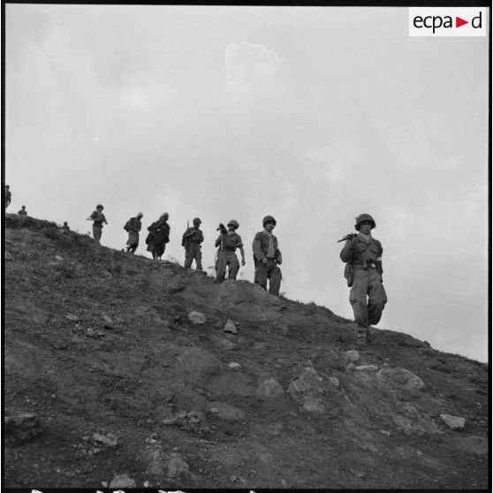 Progression à pied de légionnaires du 5e REI (régiment étranger d'infanterie) aux alentours de Nedroma.
